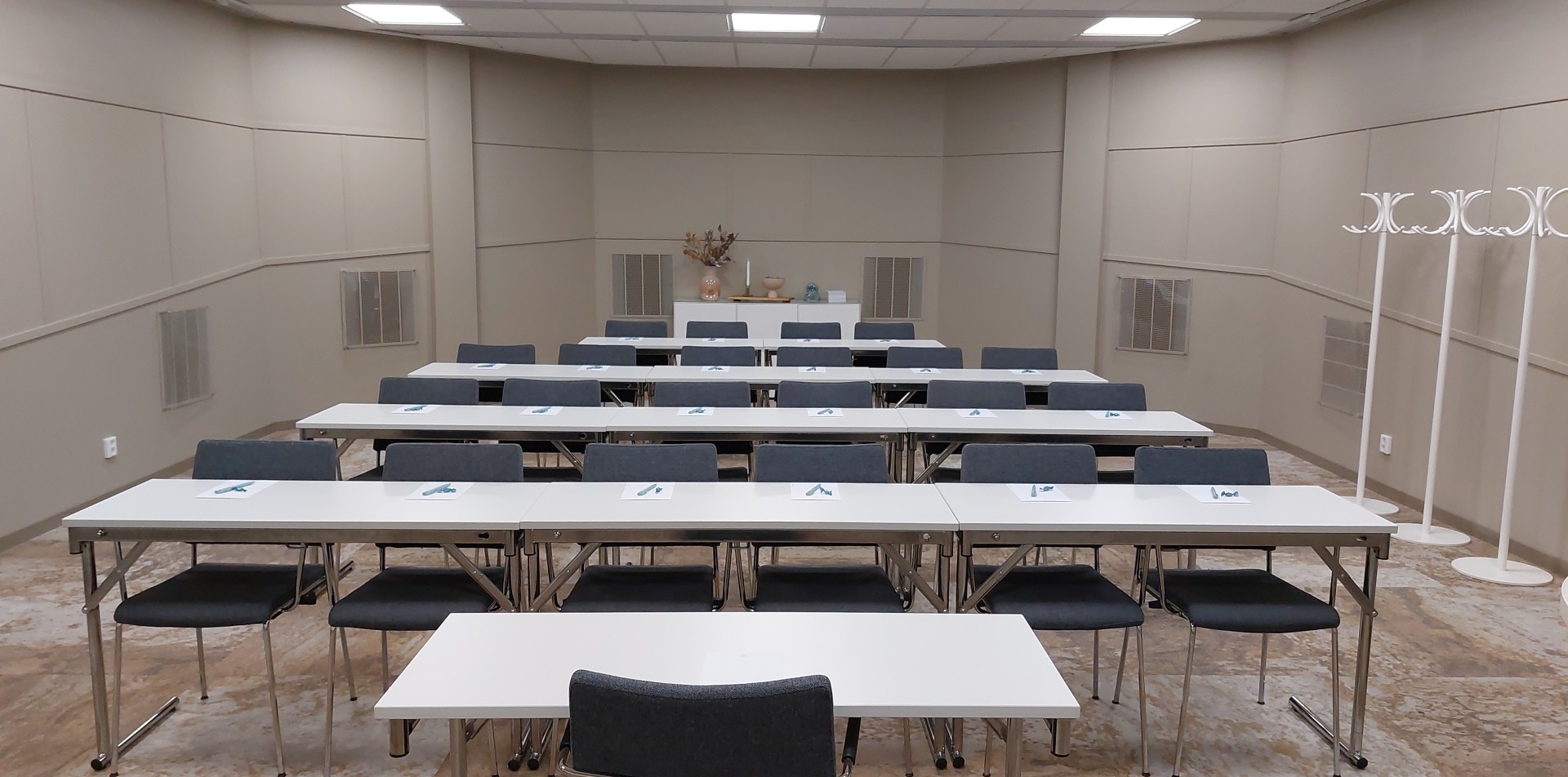 Konferensrum med moderna stolar och bord i klassrumsstil