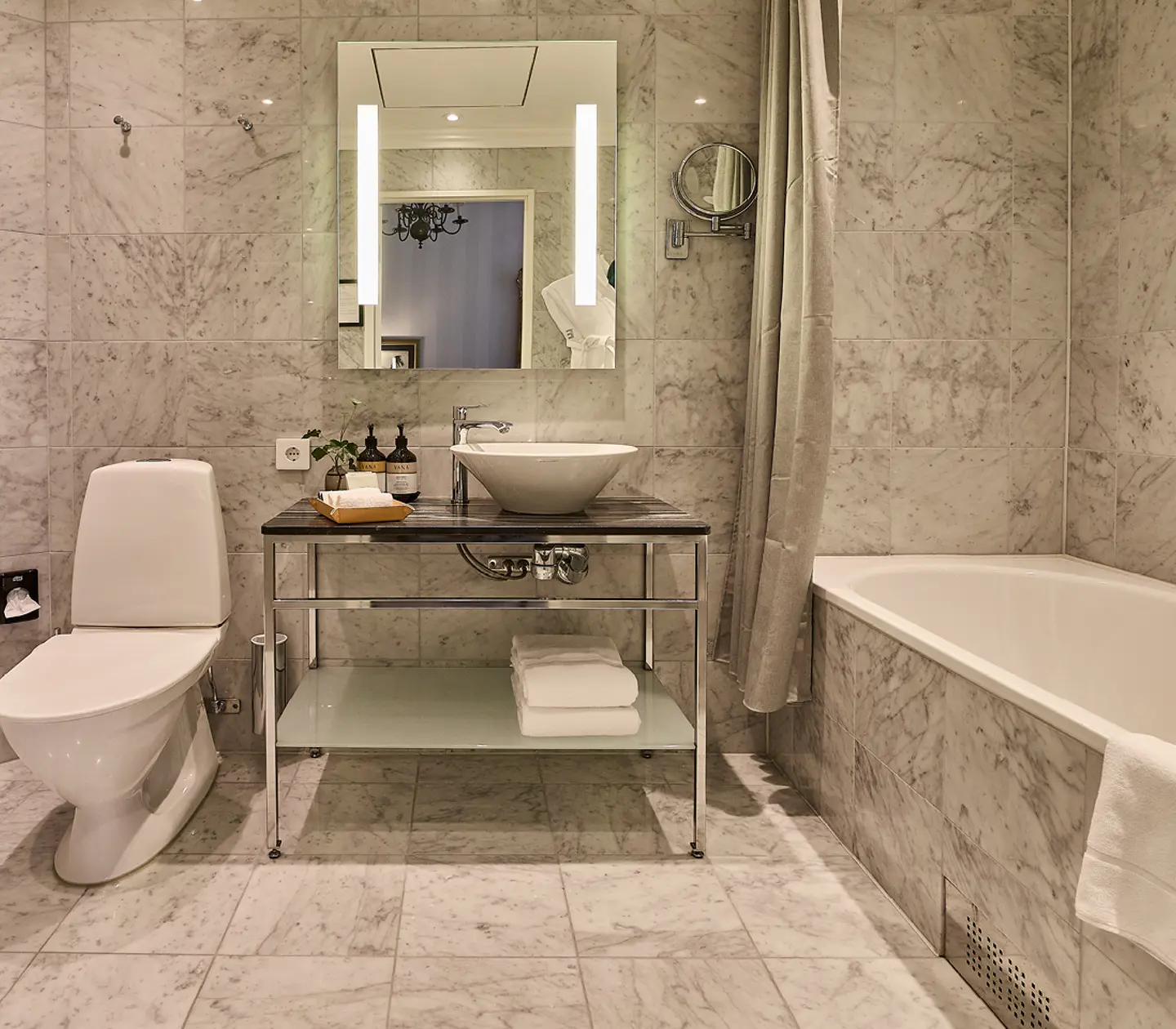 Suite with mirror, armchairs and TV