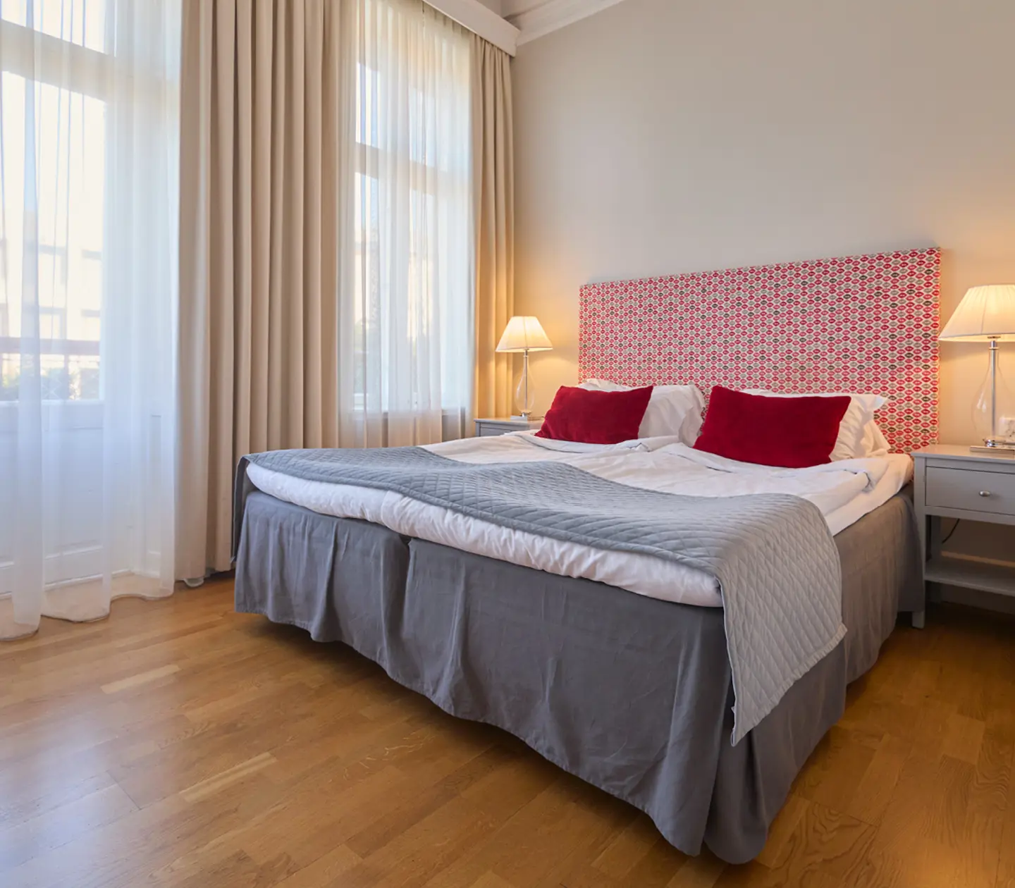Suite with mirror, seating area and green tiled stove