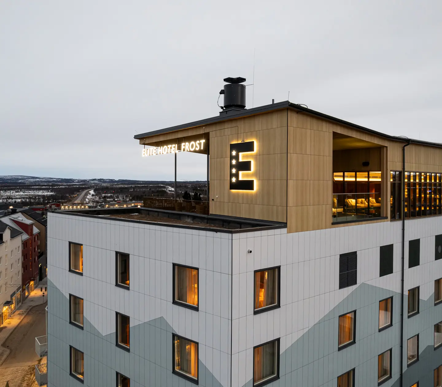 Close-up of the Elite Hotel Frost façade with the rooftop bar/Vana Spa in focus.