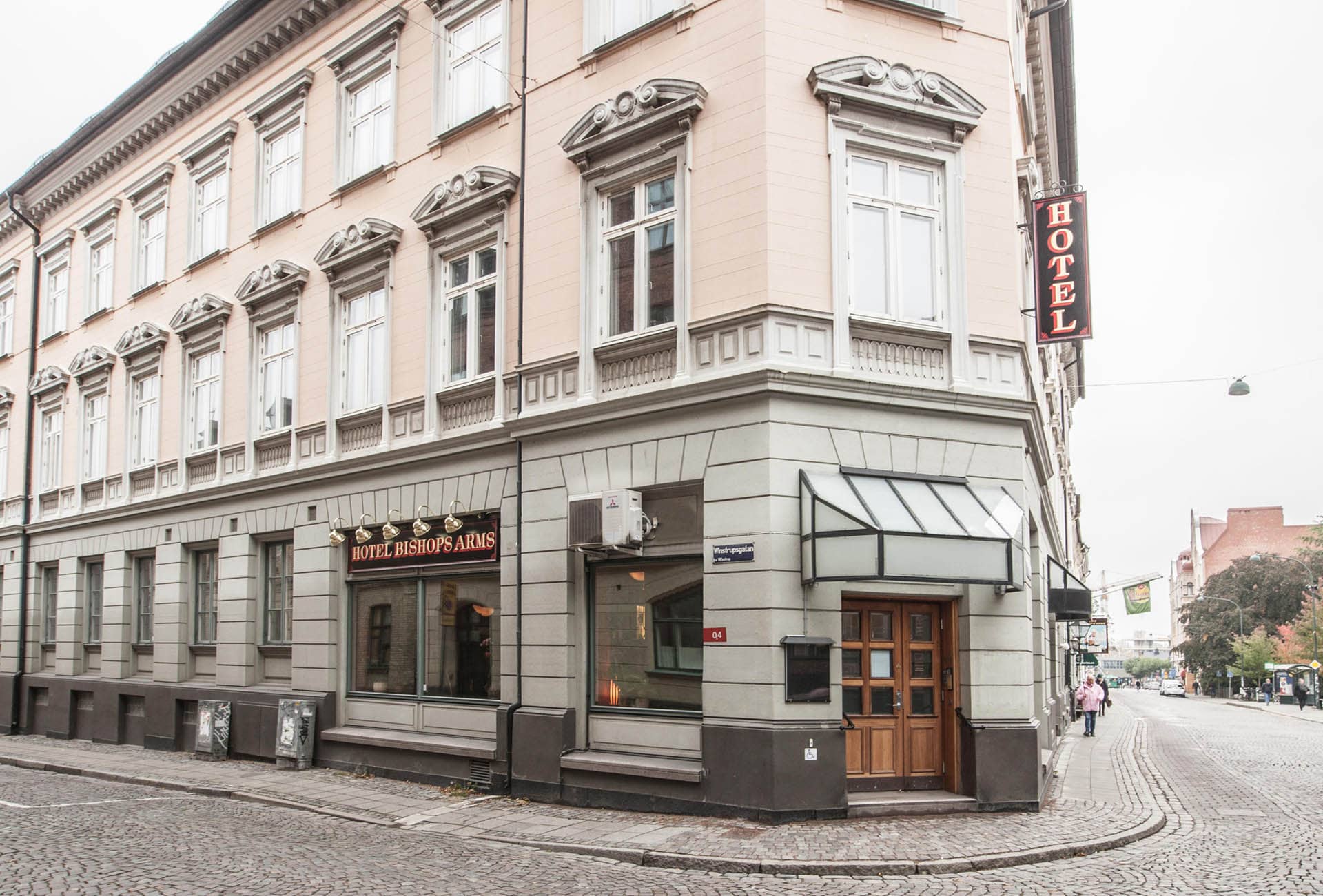 Lägenhetshus i en stad med Hotel Bishops Arms på hörnet