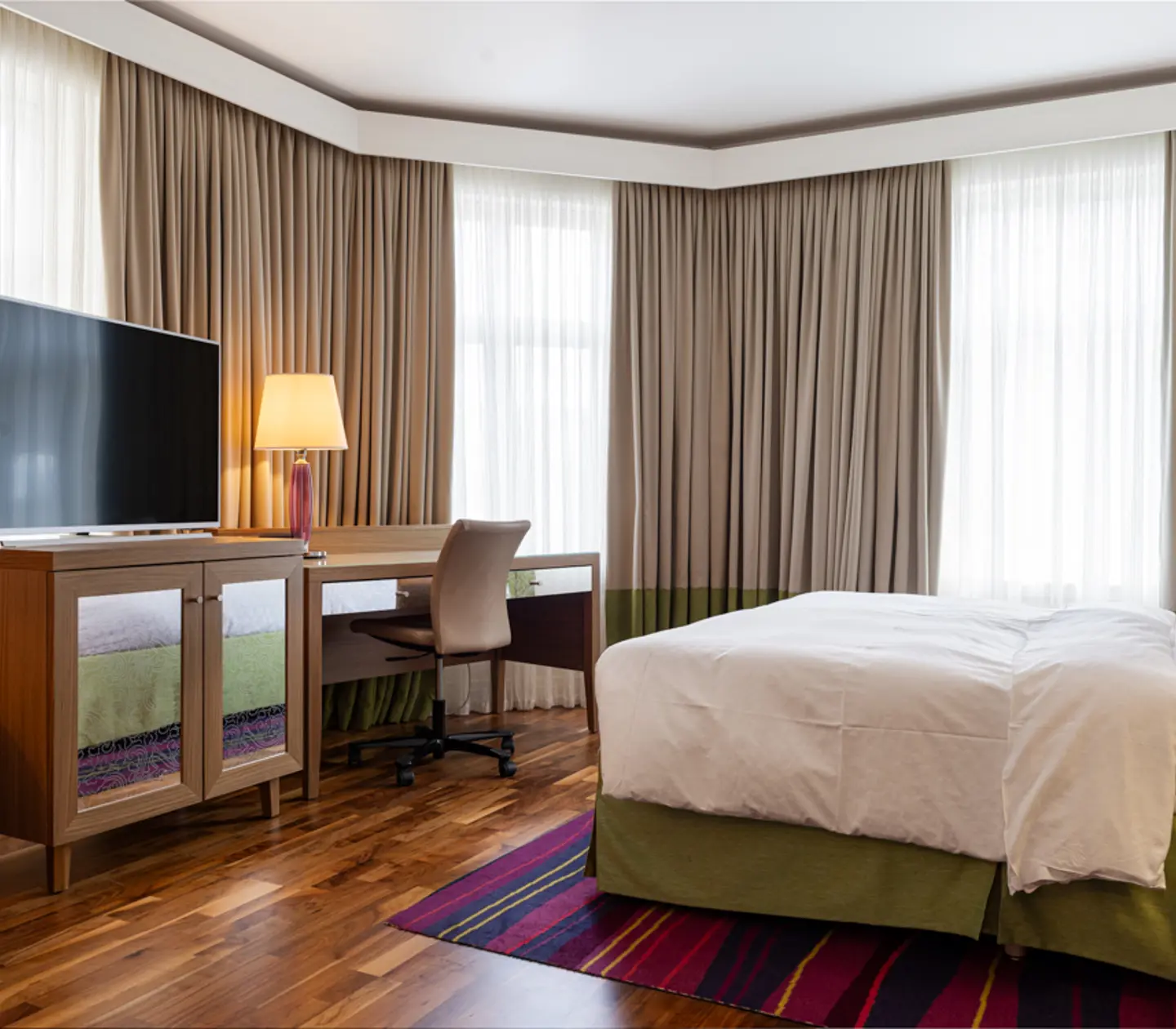 Hotel room with double bed and desk