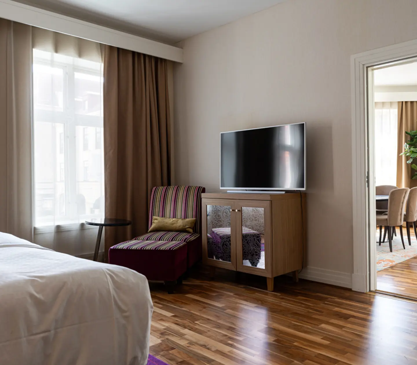 Suite with double bed, TV and desk