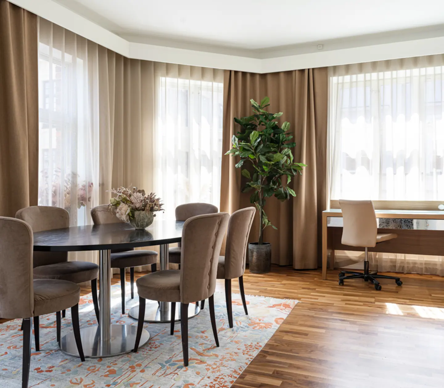 Suite with dining table, floor lamp and large windows