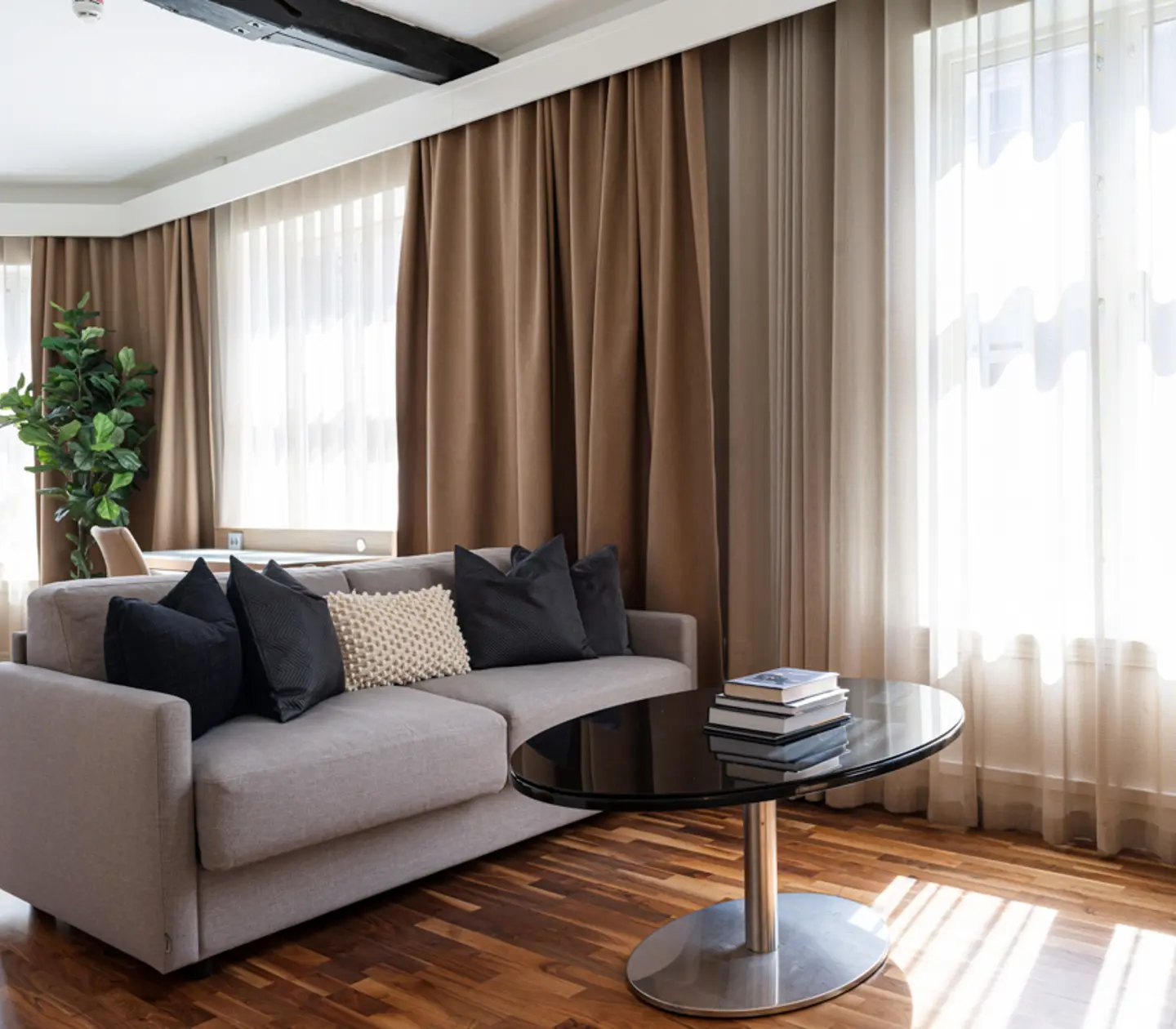 Suite with armchairs, TV and window