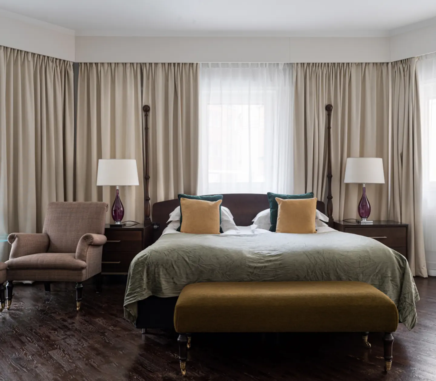 Mysigt hotellrum med säng, fönster och gardiner