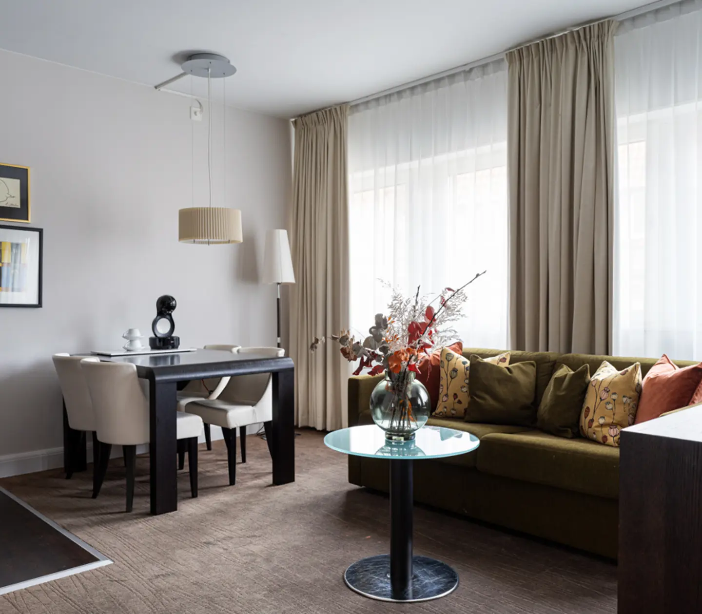 Ljus svit med soffgrupp, tv och dubbelsäng