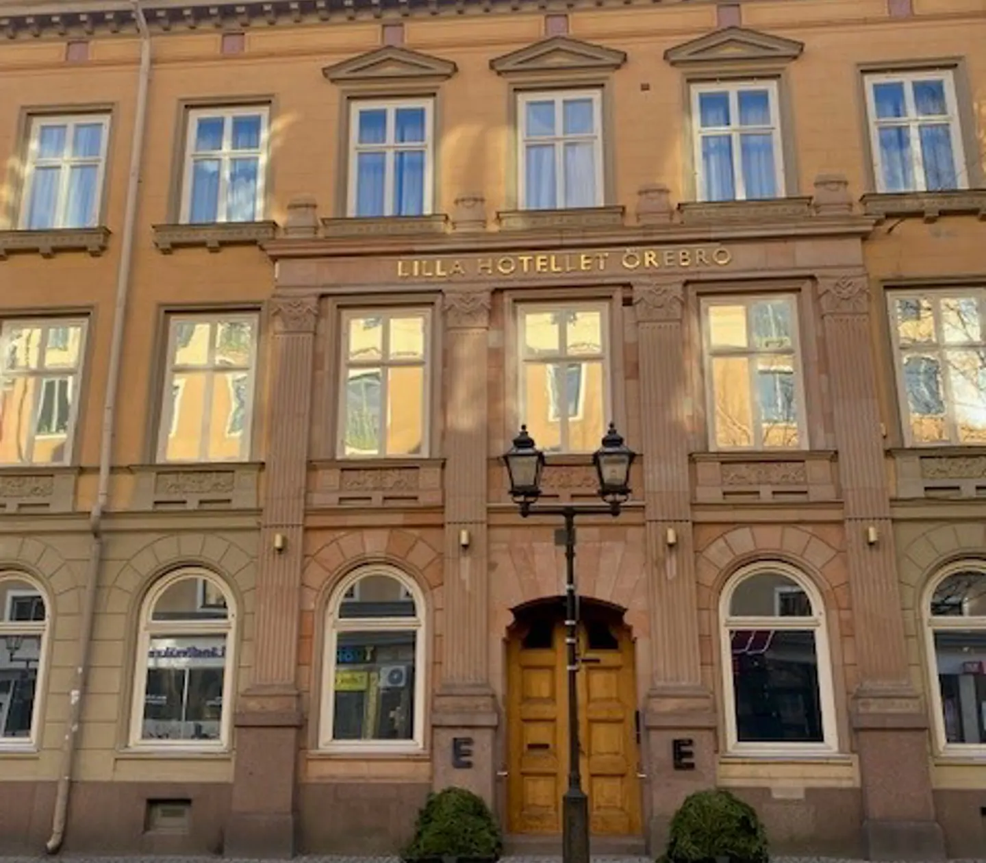 The facade of the Elite Stora Hotellet in Örebro with a bridge in front