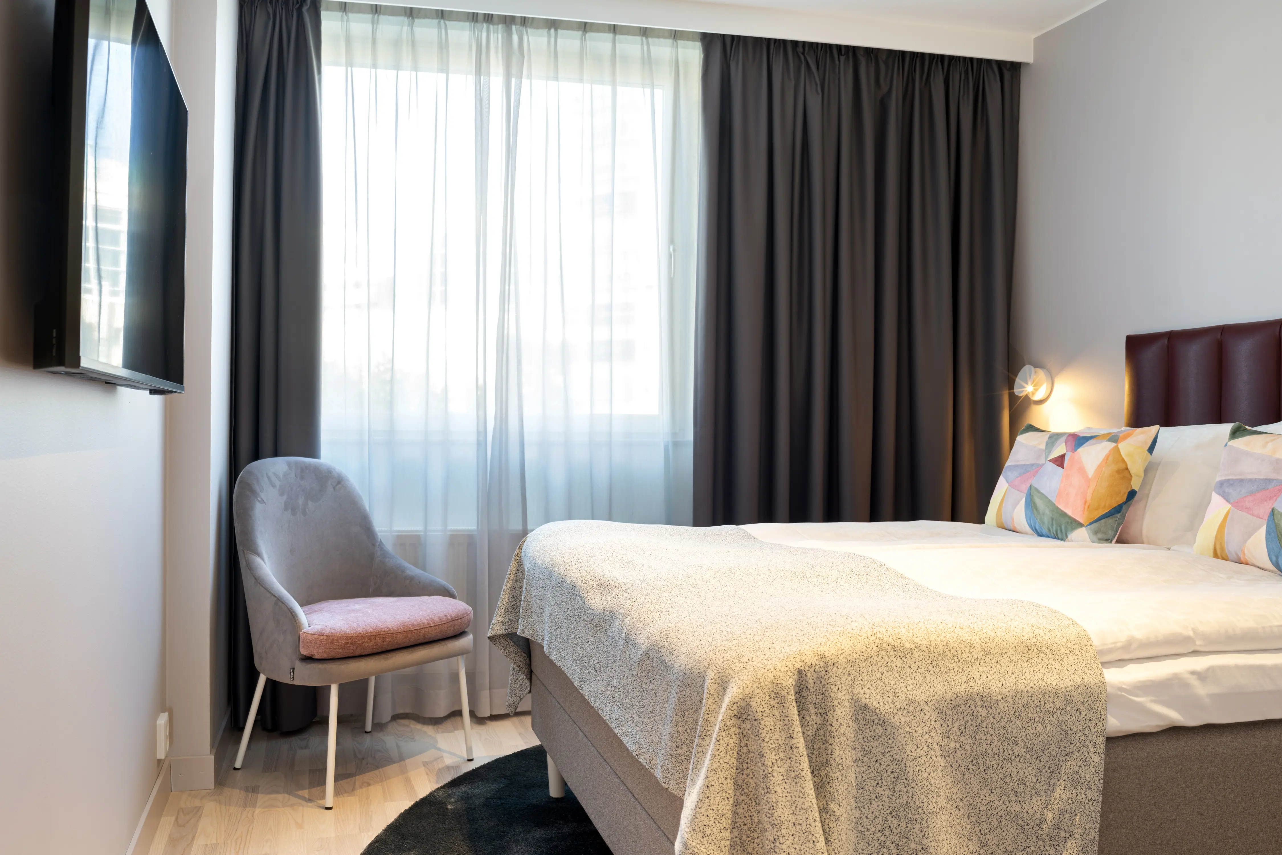 Nice hotel room with double bed, TV and window