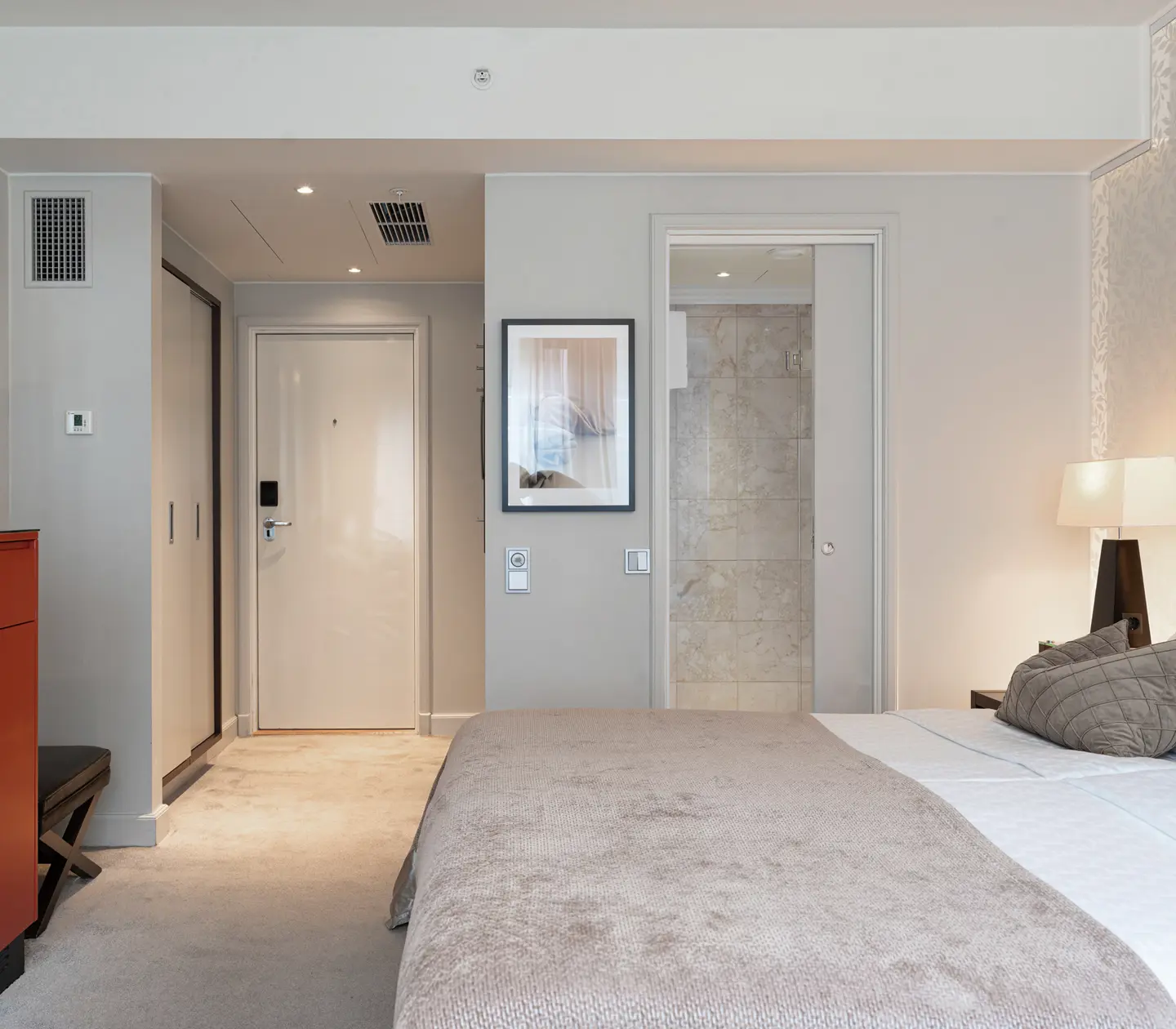 Hotellrum med säng, tv och badrum