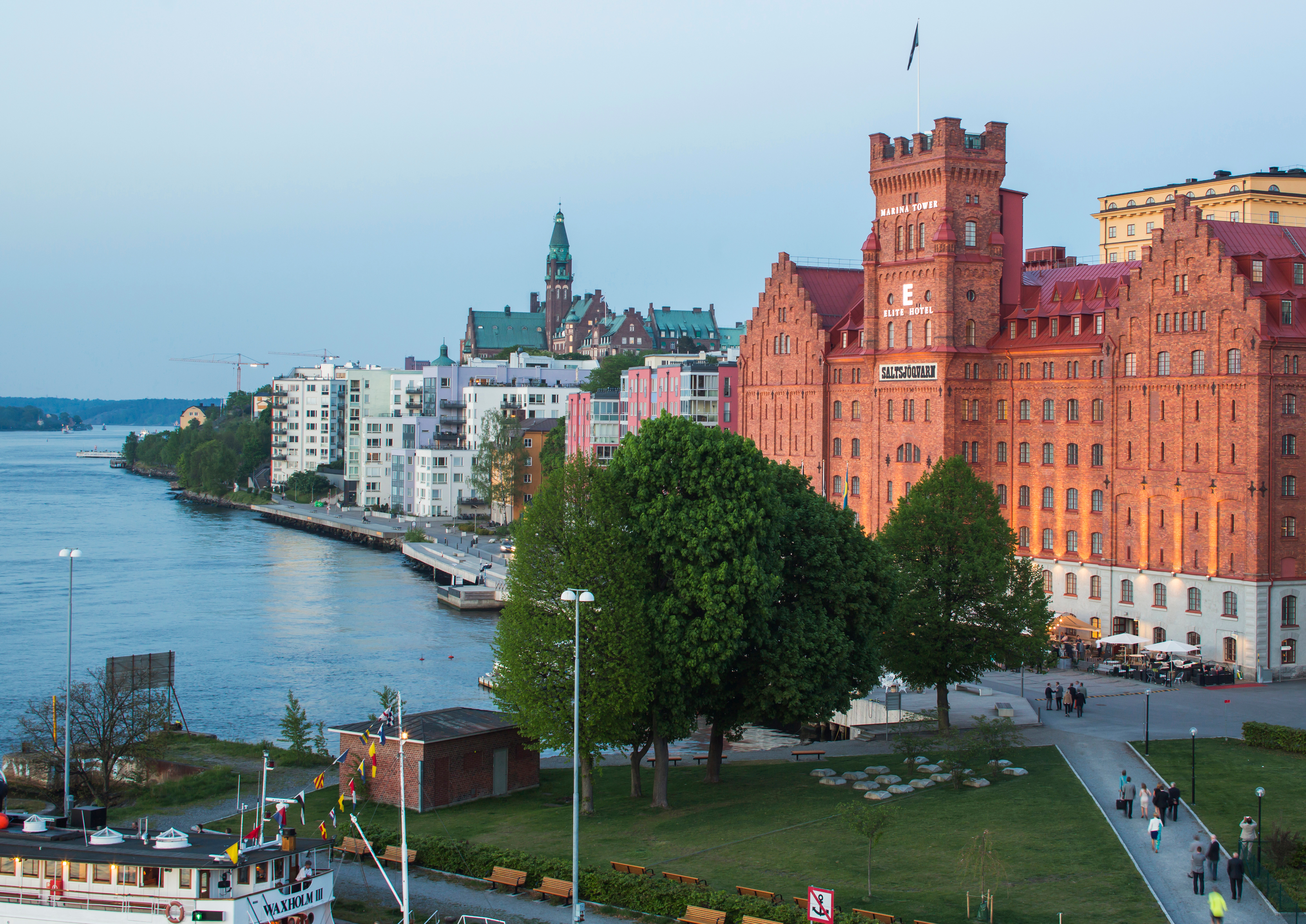 Pampiga kvarnbyggnaden av Elite Hotel Marina Tower i skymning