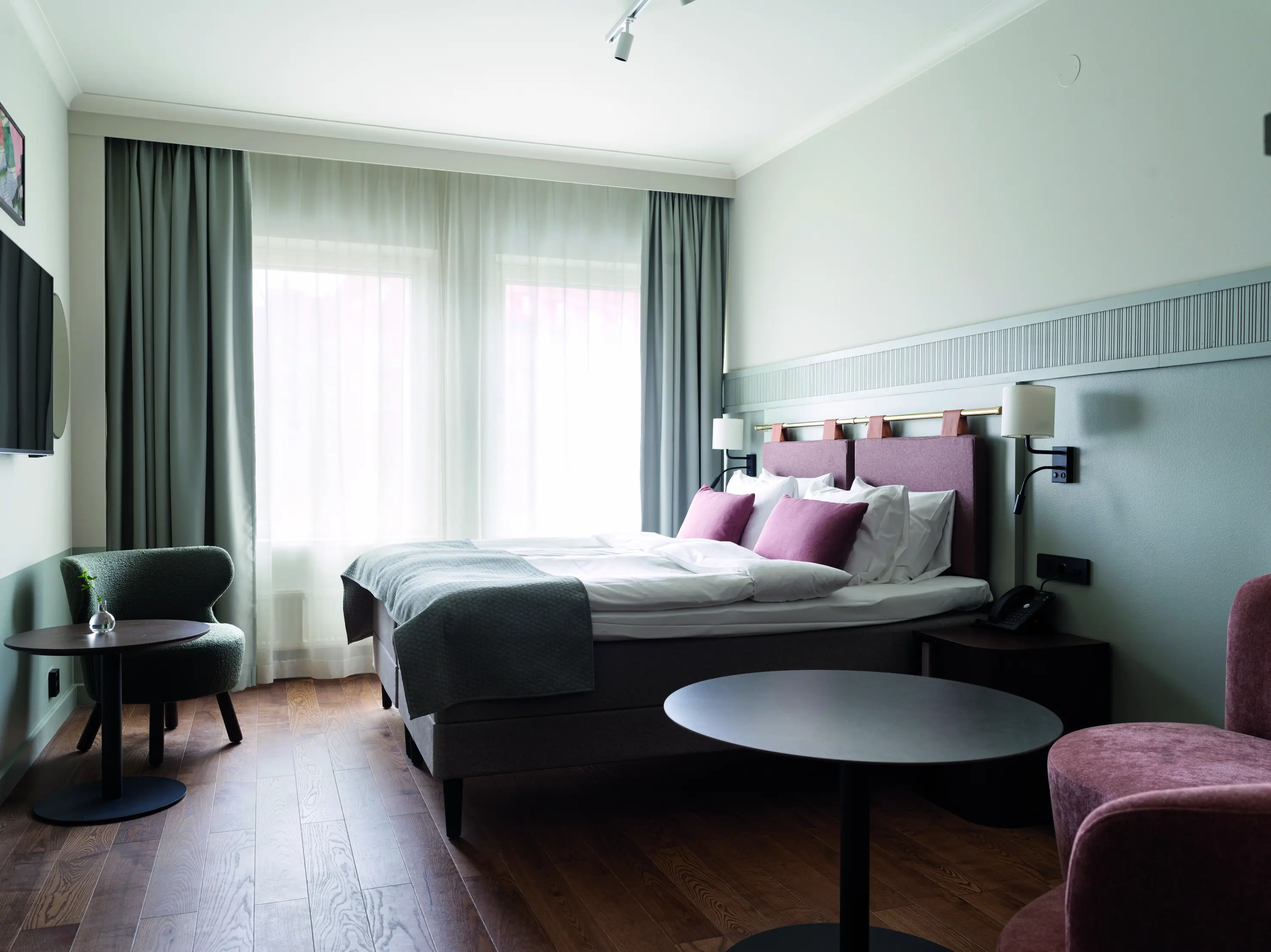 Large double room with desk, bed and seating area