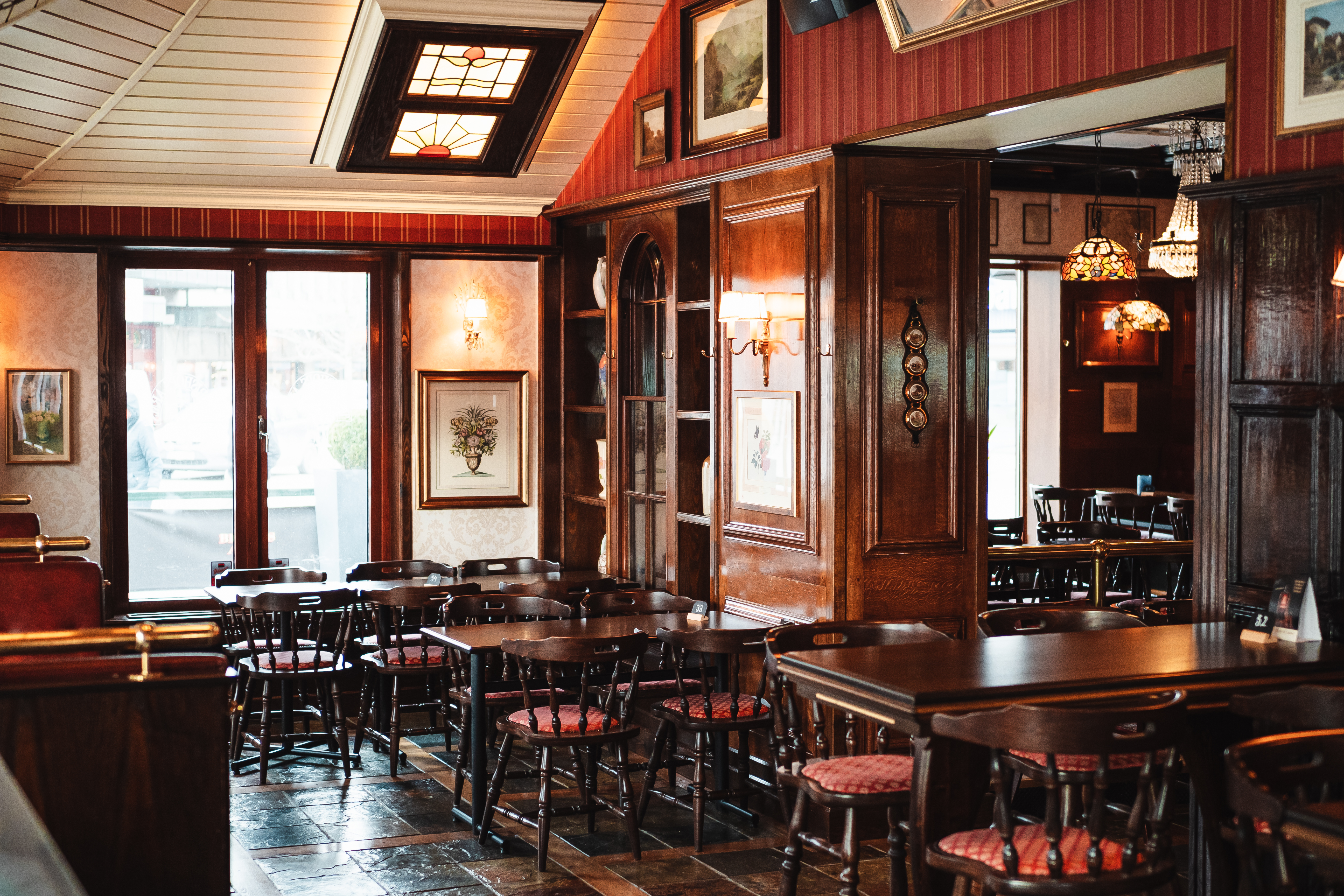 Pub environment with seating, windows and decorations