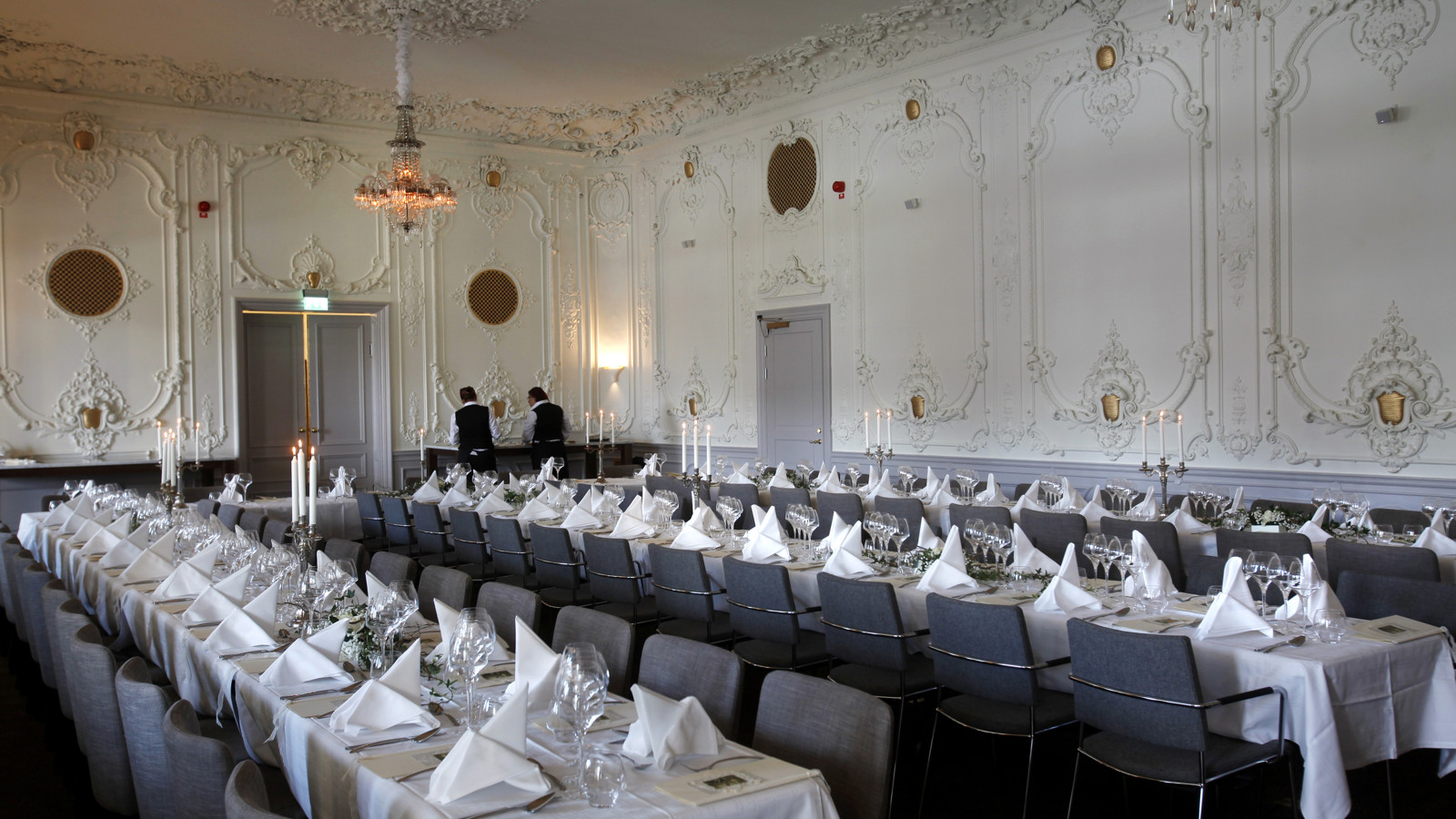 Konferenssal med fina dekorationer och många sittplatser