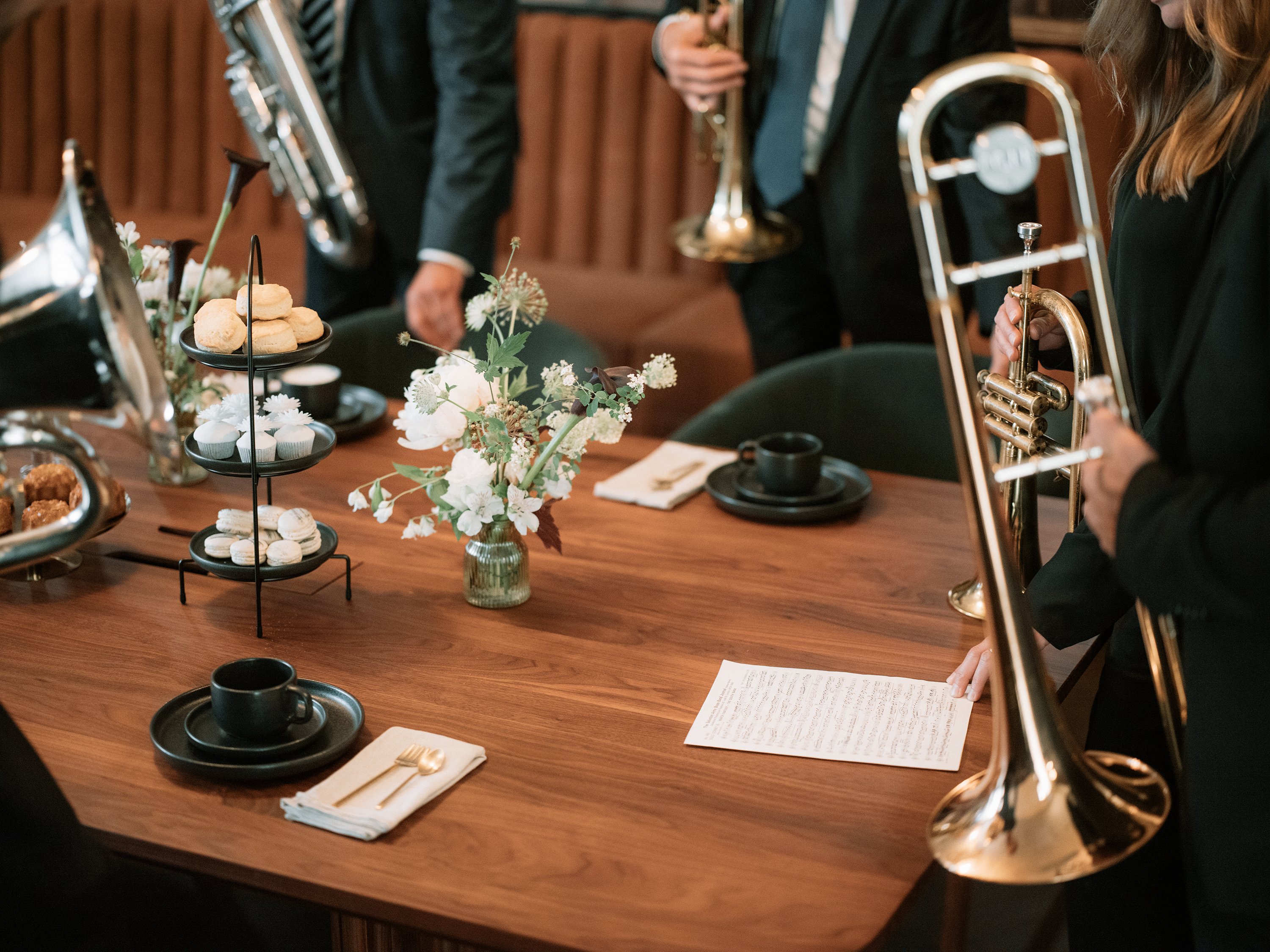 Konferensbord med orkester som har möte