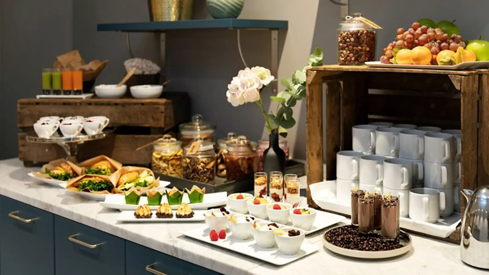 Uppdukad frukostbuffé med mackor, plock och kaffe