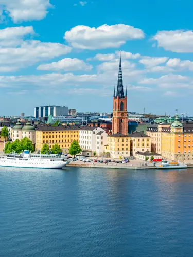 gamla stan med blå himmel